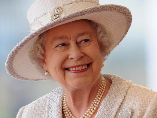 LONDON, ENGLAND - NOVEMBER 22:  Queen Elizabeth II awaits the arrival of  Turkey's President Abdullah Gul and his wife Hayrunnisa Gul at an offical welcoming ceremony on November 22, 2011 in London, England. The President of Turkey is on a five day State visit to the UK.  (Photo by Paul Hackett - WPA Pool/Getty Images)