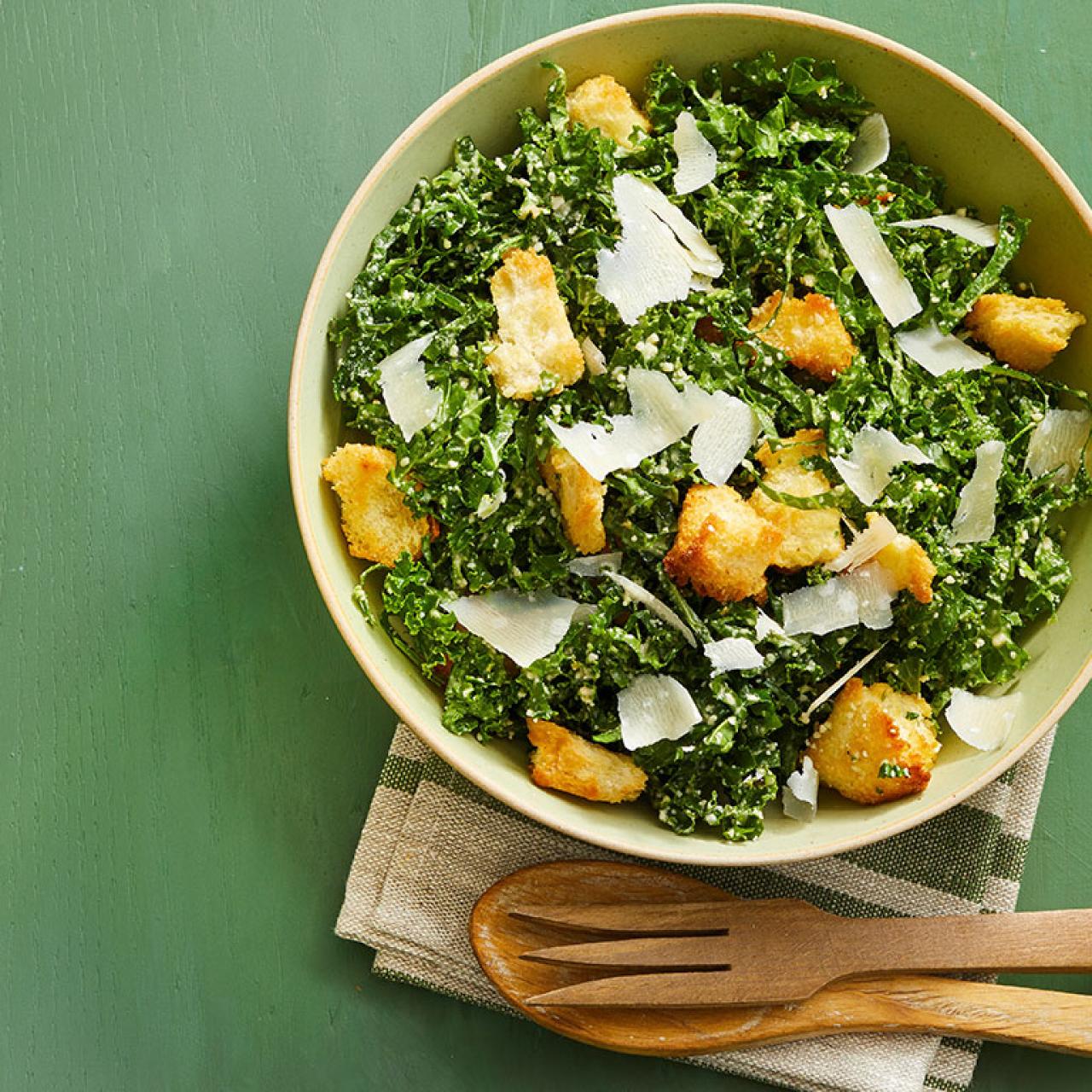 https://food.fnr.sndimg.com/content/dam/images/food/fullset/2022/02/16/0/FNM_030122-Kale-Caesar-Salad_s4x3.jpg.rend.hgtvcom.1280.1280.suffix/1645023411636.jpeg