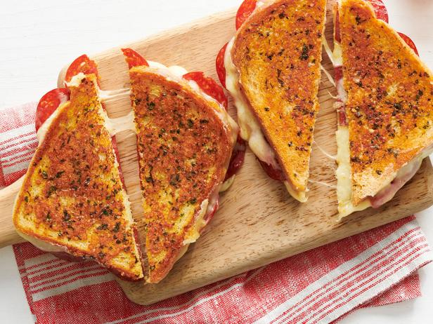 https://food.fnr.sndimg.com/content/dam/images/food/fullset/2022/02/16/0/FNM_030122-Pepperoni-Grilled-Cheese_s4x3.jpg.rend.hgtvcom.616.462.suffix/1645023402316.jpeg