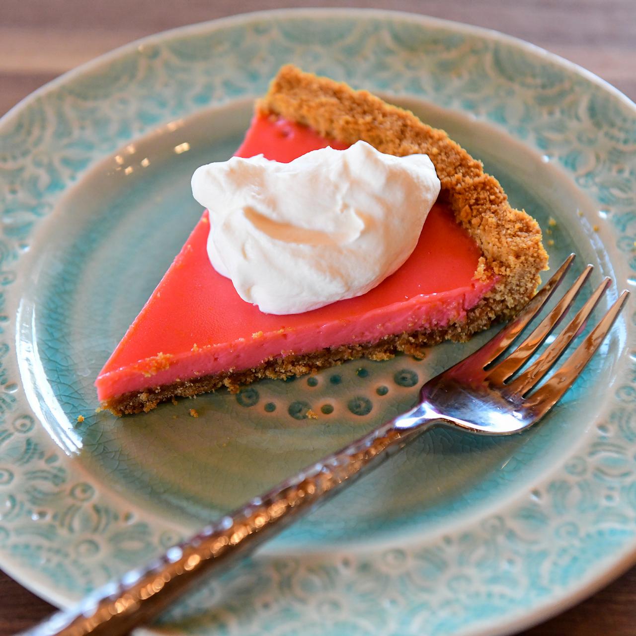 https://food.fnr.sndimg.com/content/dam/images/food/fullset/2022/02/24/0/WU3012-ree-drummond-grapefruit-tart_s4x3.jpg.rend.hgtvcom.1280.1280.suffix/1645736632927.jpeg