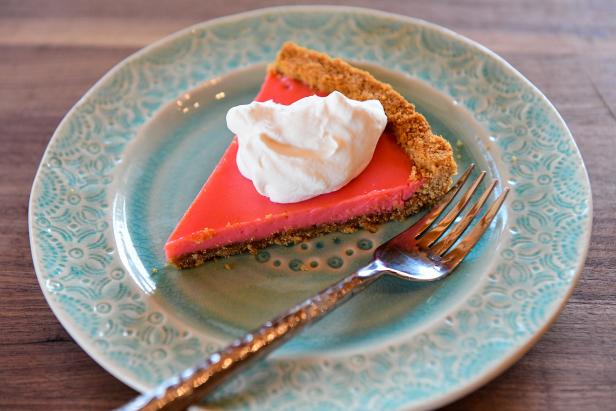 https://food.fnr.sndimg.com/content/dam/images/food/fullset/2022/02/24/0/WU3012-ree-drummond-grapefruit-tart_s4x3.jpg.rend.hgtvcom.616.411.suffix/1645736632927.jpeg