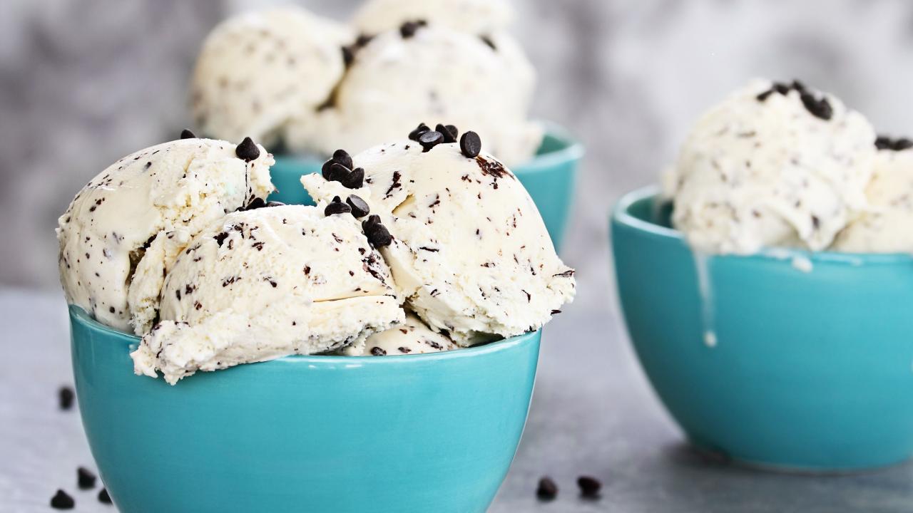 https://food.fnr.sndimg.com/content/dam/images/food/fullset/2022/03/07/chocolate-chip-ice-cream-scoops-blue-bowls-grey-surface.jpg.rend.hgtvcom.1280.720.suffix/1646721076277.jpeg