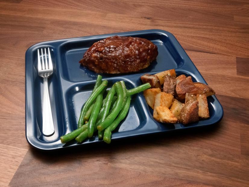Jeff Mauro’s Mini Meatloaf with Rosemary Garlic Potatoes and Green Beans is displayed, as seen on Worst Cooks in America, Season 23.