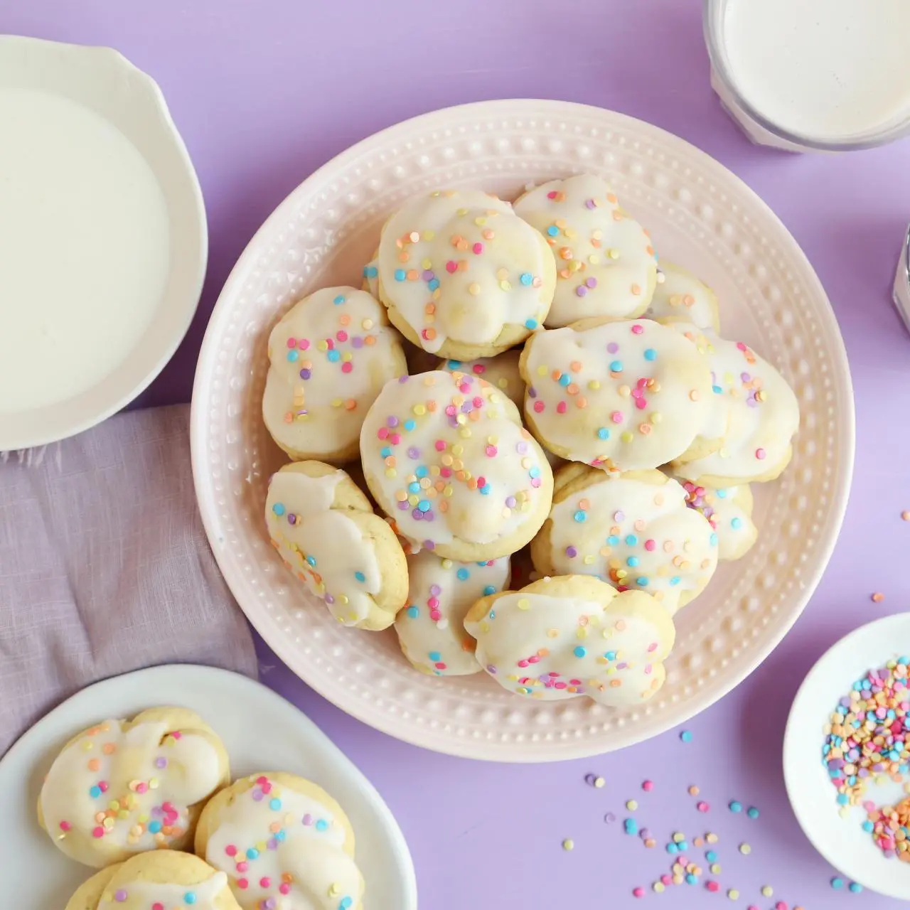 https://food.fnr.sndimg.com/content/dam/images/food/fullset/2022/03/31/FNK_Italian-Easter-Cookies_4.jpg.rend.hgtvcom.1280.1280.suffix/1649452057042.webp