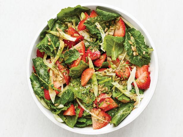 https://food.fnr.sndimg.com/content/dam/images/food/fullset/2022/04/12/0/FNM_050122-Kale-Salad-with-Strawberries-and-Fennel_s4x3.jpg.rend.hgtvcom.616.462.suffix/1649790183235.jpeg