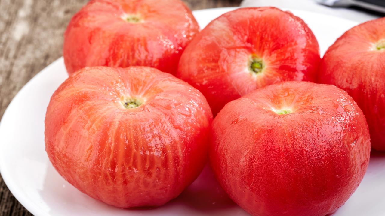 https://food.fnr.sndimg.com/content/dam/images/food/fullset/2022/06/07/whole-peeled-tomatoes.jpg.rend.hgtvcom.1280.720.suffix/1654612121426.jpeg