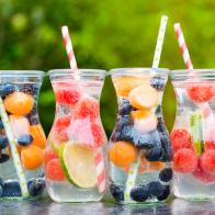 fruit infused water, Wassermelone, Melone, Blaubeeren, Limette, Minze, Garten, Deutschland