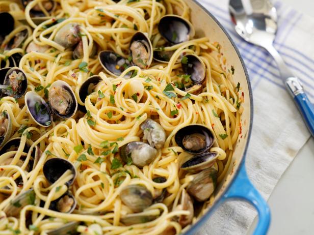 Linguine with Clams Recipe | Geoffrey Zakarian | Food Network