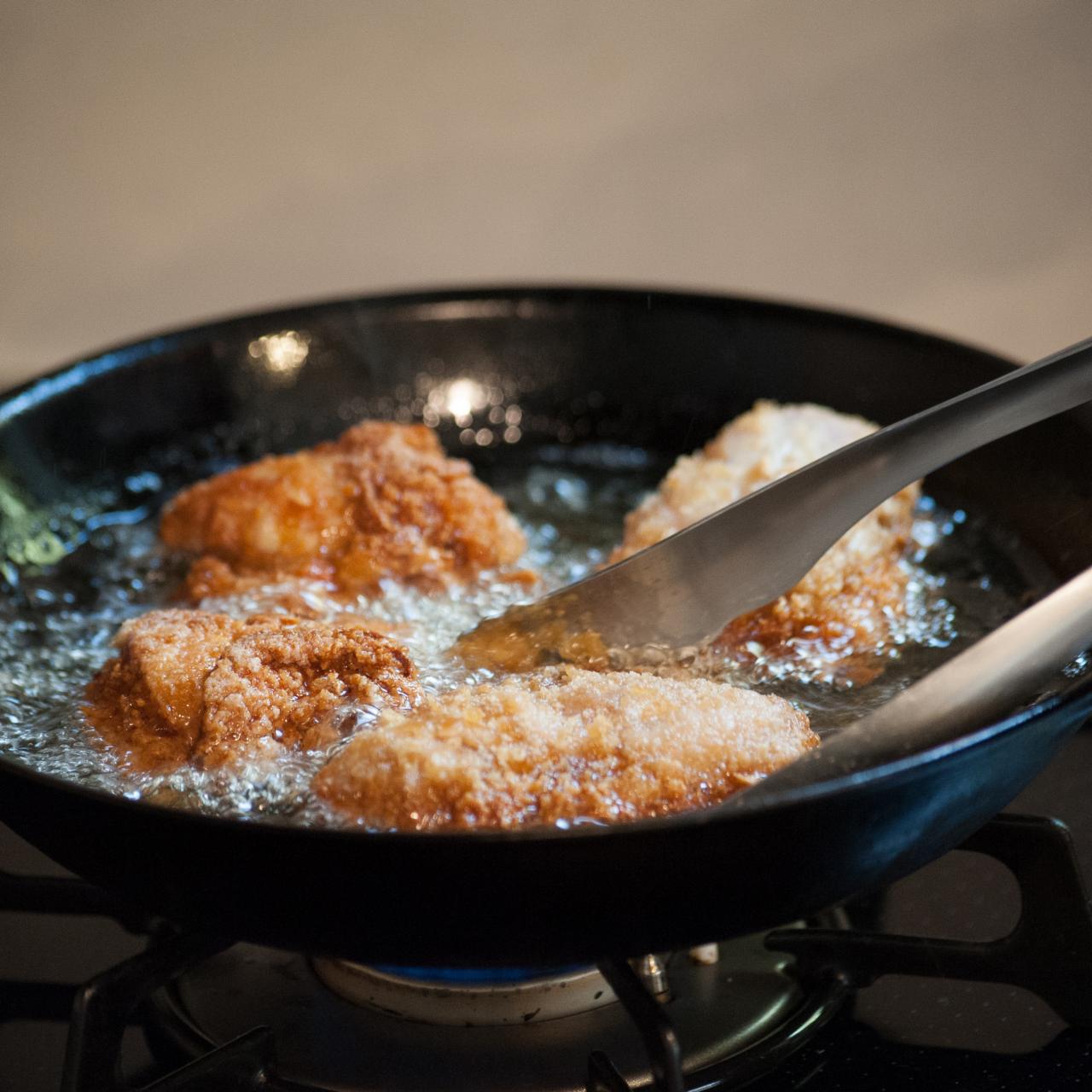 How to heat oil for deep-frying