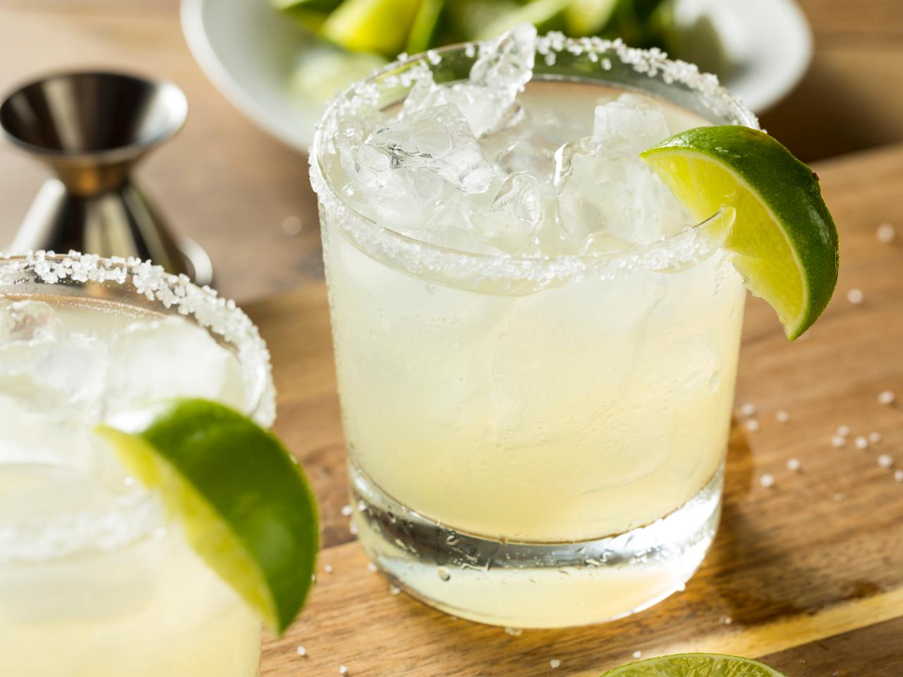 https://food.fnr.sndimg.com/content/dam/images/food/fullset/2022/07/14/how-to-make-margaritas.jpg.rend.hgtvcom.1280.960.suffix/1657853251397.jpeg