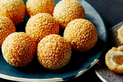 https://food.fnr.sndimg.com/content/dam/images/food/fullset/2022/07/15/0/FNK_Sesame-Balls_H1_s4x3.jpg.rend.hgtvcom.406.271.suffix/1657896706140.jpeg