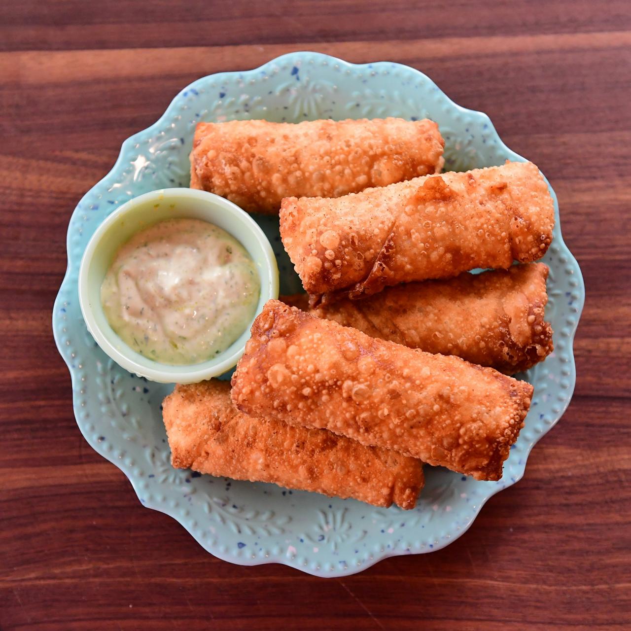 https://food.fnr.sndimg.com/content/dam/images/food/fullset/2022/07/18/WU3113-ree-drummond-bacon-mac-and-cheese-eggrolls-with-quick-ranch.jpg.rend.hgtvcom.1280.1280.suffix/1658174467332.jpeg