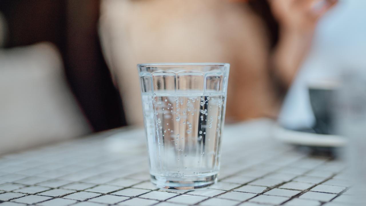 Why we should be served a glass of water with every alcoholic drink