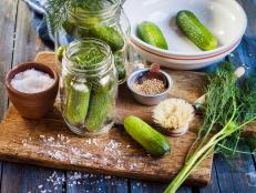Gurken, Dill, Salz, Senfkörner zum Einlegen, Gemüse fermentieren (milchsaure Gurken)
