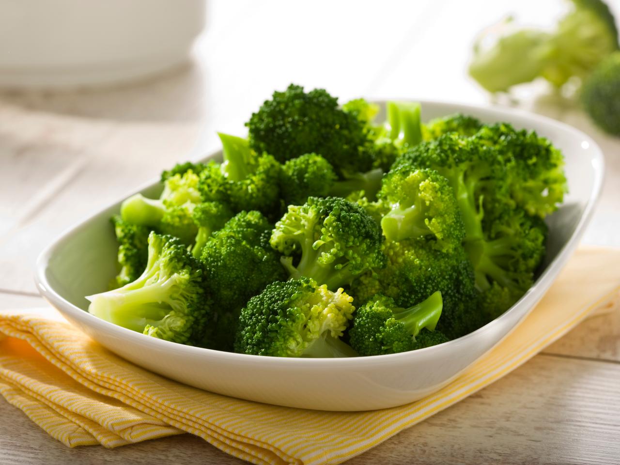 https://food.fnr.sndimg.com/content/dam/images/food/fullset/2022/08/01/steamed-broccoli-in-bowl-yellow-napkin.jpg.rend.hgtvcom.1280.960.suffix/1659382521493.jpeg