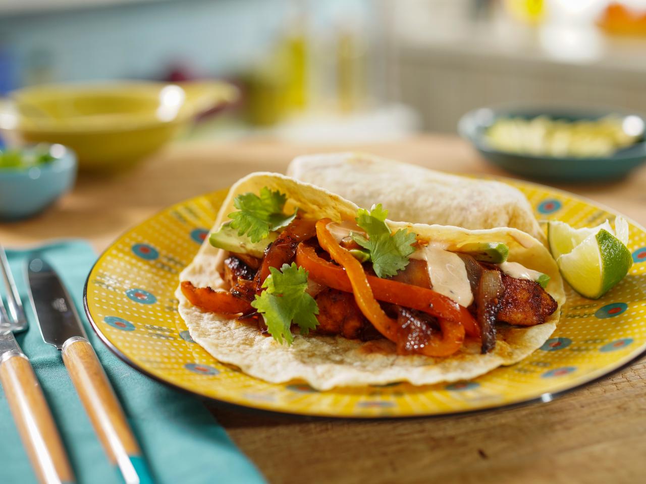 https://food.fnr.sndimg.com/content/dam/images/food/fullset/2022/08/10/KC3110-jeff-mauro-bbq-chicken-fajitas.jpg.rend.hgtvcom.1280.960.suffix/1660143985413.jpeg