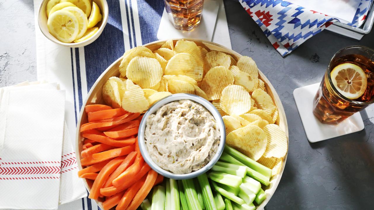 https://food.fnr.sndimg.com/content/dam/images/food/fullset/2022/08/25/QK705-kardea-brown-french-onion-and-leek-dip_4x3.jpg.rend.hgtvcom.1280.720.suffix/1661454394152.jpeg