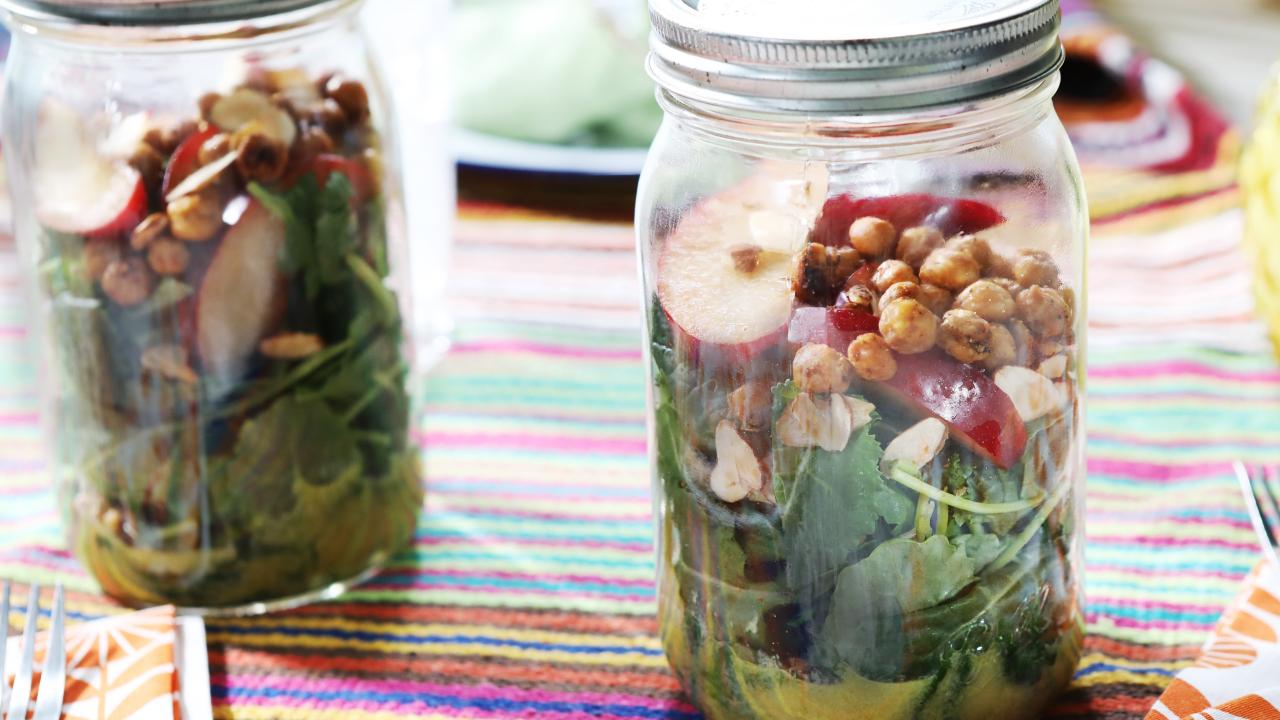 https://food.fnr.sndimg.com/content/dam/images/food/fullset/2022/08/25/QK712-kardea-brown-salad-in-a-jar_4x3.jpg.rend.hgtvcom.1280.720.suffix/1661454387243.jpeg