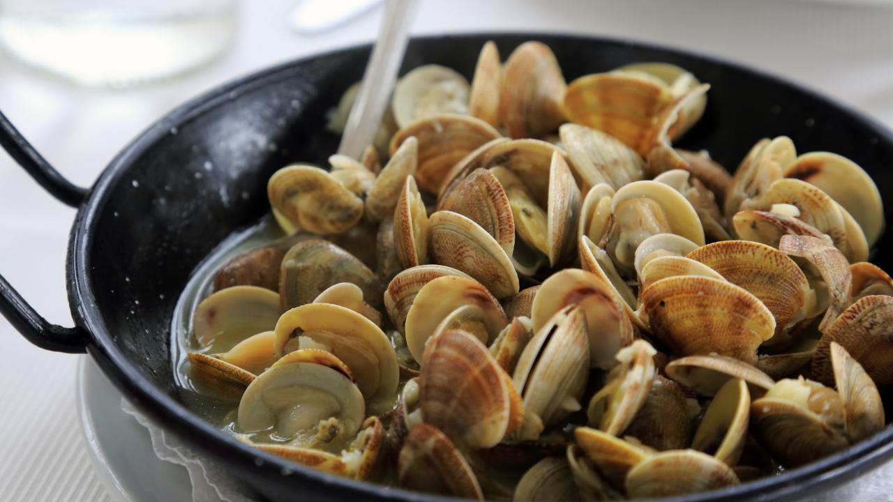 https://food.fnr.sndimg.com/content/dam/images/food/fullset/2022/08/29/clams-in-white-wine-sauce.jpg.rend.hgtvcom.1280.720.suffix/1661783272420.jpeg