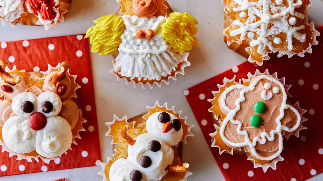 Aluminum Foil-Shaped Holiday Cupcakes