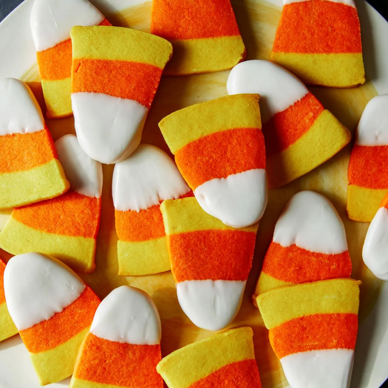 https://food.fnr.sndimg.com/content/dam/images/food/fullset/2022/09/27/0/FNK_Candy-Corn-Cookies_H1_s4x3.jpg.rend.hgtvcom.1280.1280.suffix/1664309886618.webp