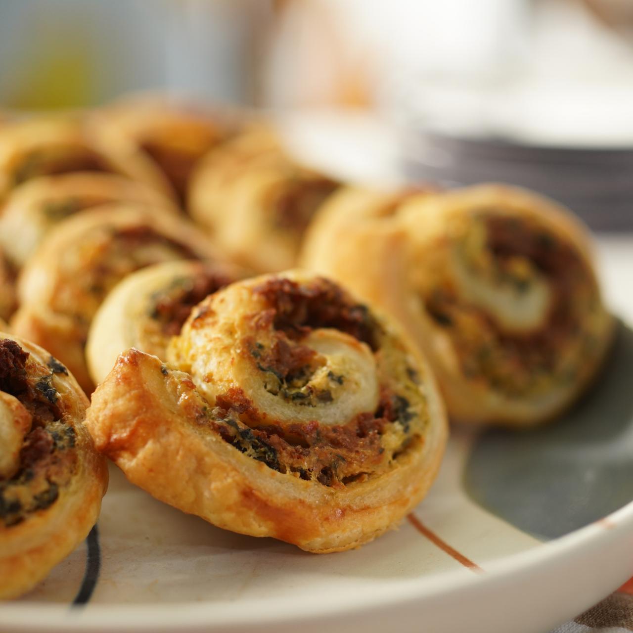 https://food.fnr.sndimg.com/content/dam/images/food/fullset/2022/10/18/KC3206-jeff-mauro-spinach-and-artichoke-and-sausage-pinwheels_4x3.JPG.rend.hgtvcom.1280.1280.suffix/1666126211712.jpeg