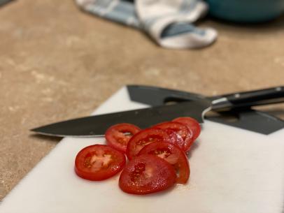 https://food.fnr.sndimg.com/content/dam/images/food/fullset/2022/10/26/fn_knife-sharpener-tomato-test_s4x3.jpg.rend.hgtvcom.406.305.suffix/1666806357997.jpeg
