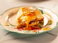 Meals made with leftovers are often more popular than the main feast! Ree transforms next-day ham, gravy and cranberry sauce into a delicious dish of breakfast sandwiches.