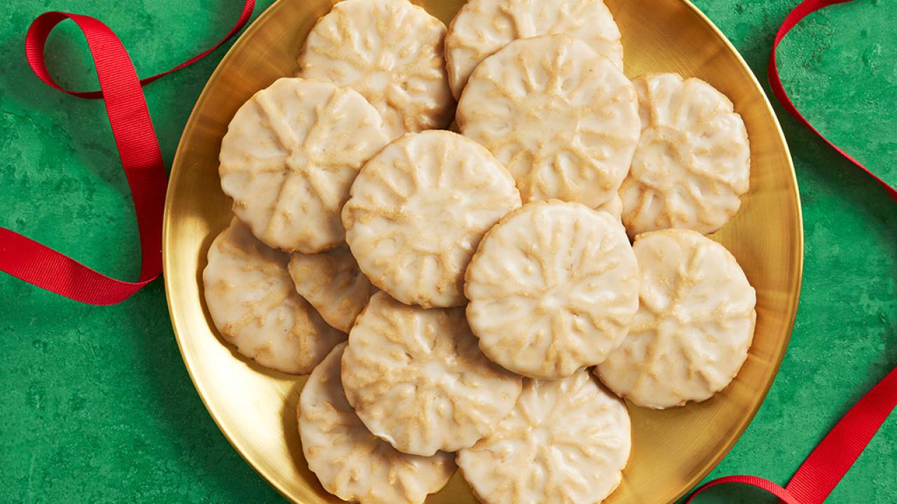 https://food.fnr.sndimg.com/content/dam/images/food/fullset/2022/11/04/0/FNM_120122-Apple-Pie-Shortbread-Cookies_s4x3.jpg.rend.hgtvcom.1280.720.suffix/1667575543263.jpeg