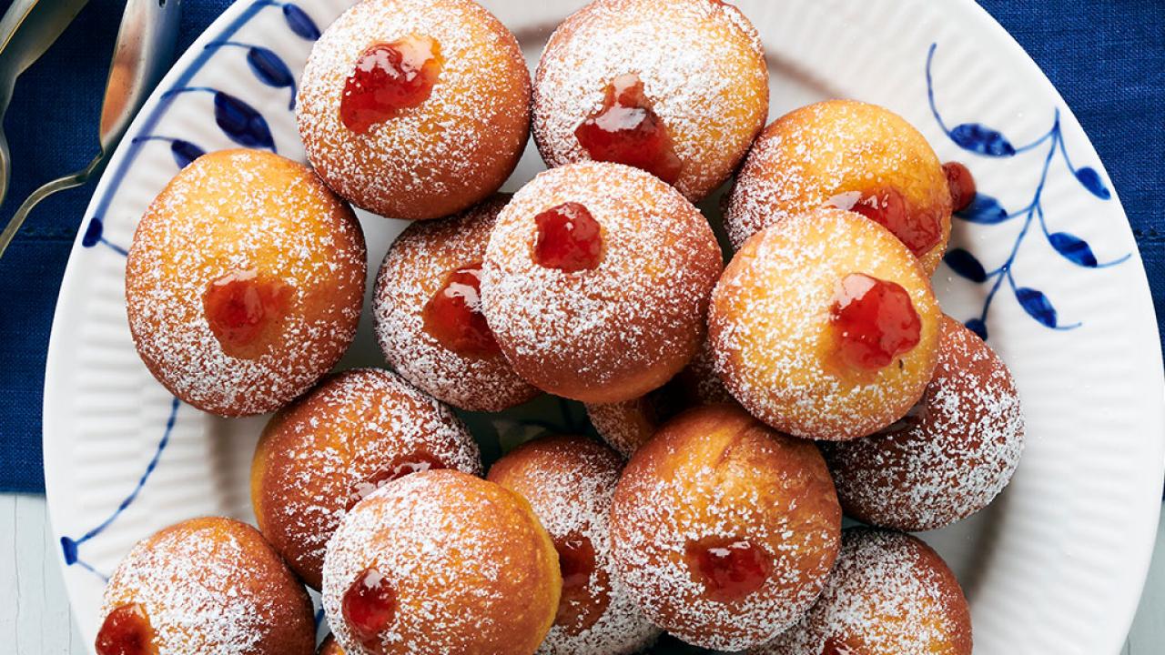 These teeny tiny doughnuts have us obsessed with miniature cooking