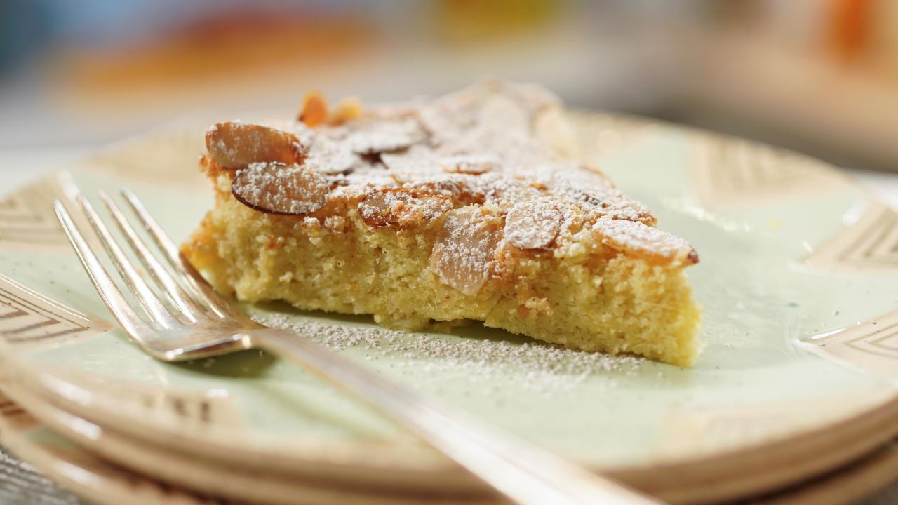 https://food.fnr.sndimg.com/content/dam/images/food/fullset/2022/11/22/KC3210-geoffrey-zakarian-almond-orange-cake_s4x3.jpg.rend.hgtvcom.1280.720.suffix/1669134782994.jpeg