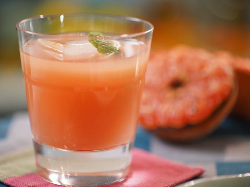 Geoffrey Zakarian's Charred Grapefruit Cocktail Beauty, as seen on The Kitchen, Season 33.