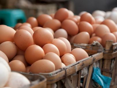 https://food.fnr.sndimg.com/content/dam/images/food/fullset/2022/eggs-farmers-market-baskets.jpg.rend.hgtvcom.406.305.suffix/1641105408261.jpeg