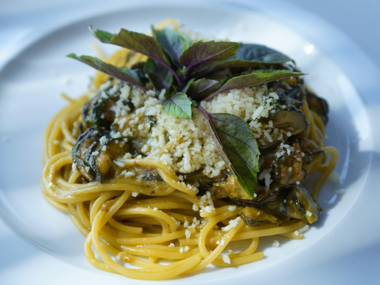 Spaghetti alle Zucchine Spaghetti with Zucchini and Basil