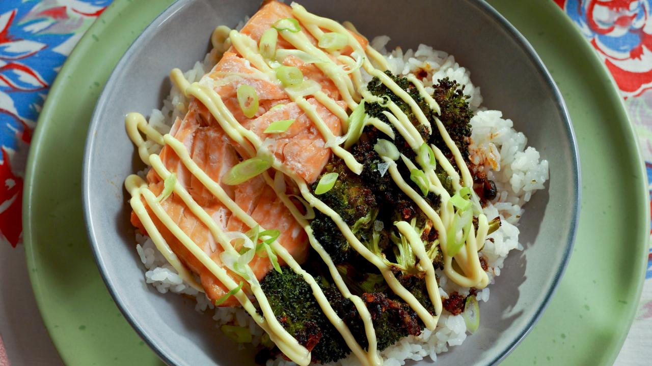 https://food.fnr.sndimg.com/content/dam/images/food/fullset/2023/1/24/MW1207-molly-yeh-salmon-rice-bowls-with-crisp-roasted-broccoli_s4x3.jpg.rend.hgtvcom.1280.720.suffix/1674602014016.jpeg