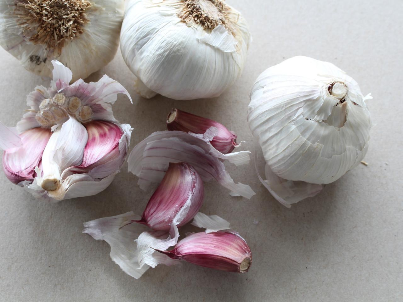 https://food.fnr.sndimg.com/content/dam/images/food/fullset/2023/1/25/garlic-on-white-surface.jpg.rend.hgtvcom.1280.960.suffix/1674672461934.jpeg