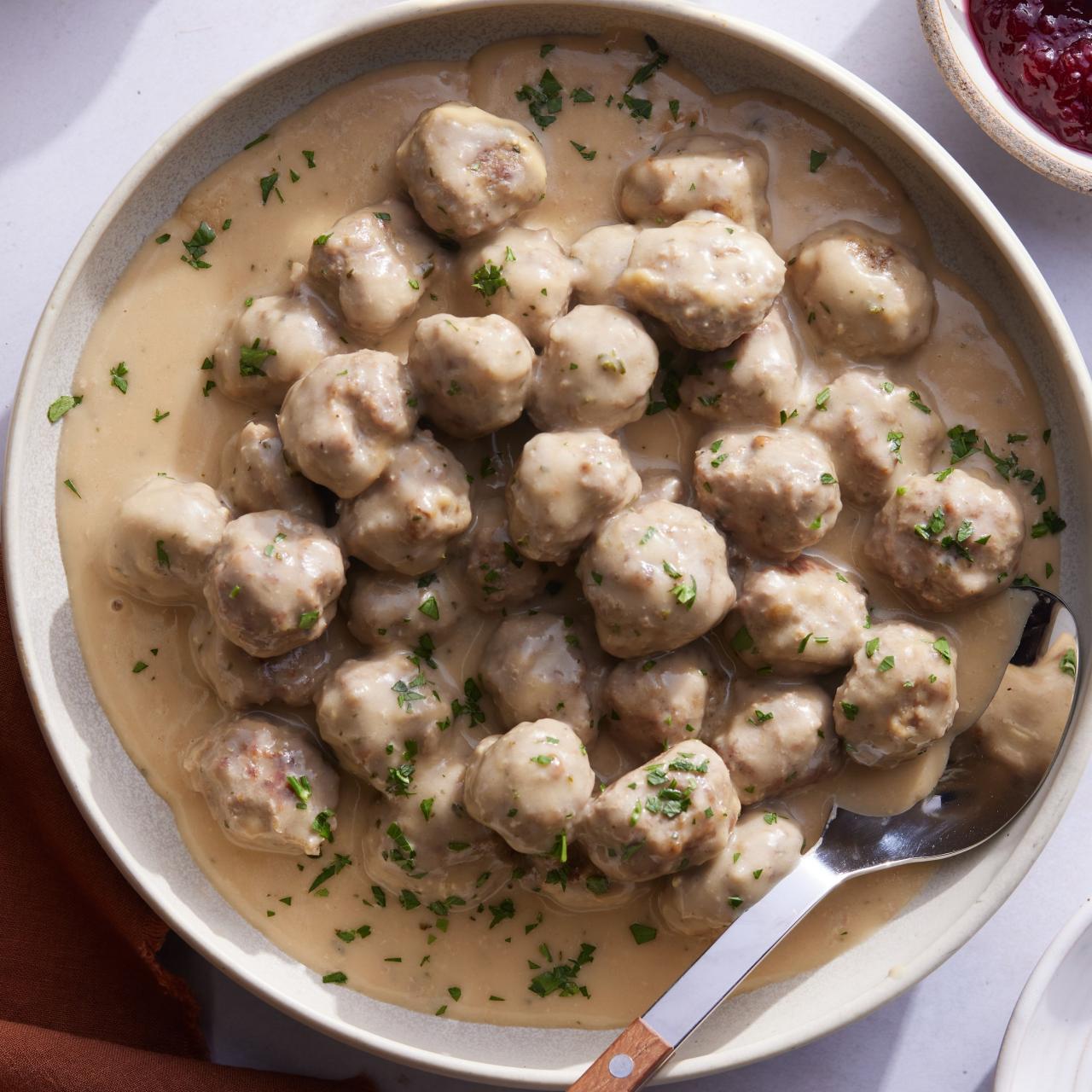 https://food.fnr.sndimg.com/content/dam/images/food/fullset/2023/10/18/THE_BEST_SWEDISH_MEATBALLS_4x3.jpg.rend.hgtvcom.1280.1280.suffix/1697724817360.jpeg