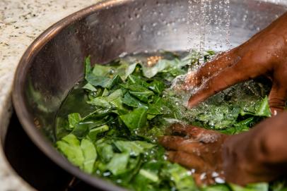 https://food.fnr.sndimg.com/content/dam/images/food/fullset/2023/10/19/african-american-hands-rinsing-collards-in-bowl-of-water-in-sink.jpg.rend.hgtvcom.406.271.suffix/1697731508110.jpeg