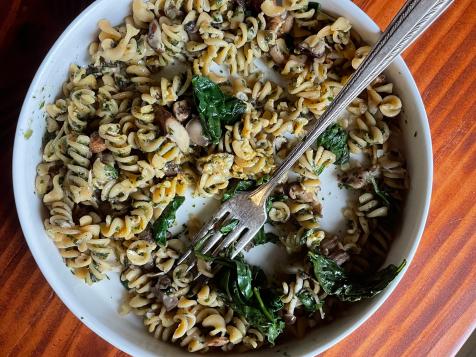 https://food.fnr.sndimg.com/content/dam/images/food/fullset/2023/10/30/FN_Wild-mushroom-pasta-with-greens_s4x3.jpg.rend.hgtvcom.476.357.suffix/1698680956723.jpeg