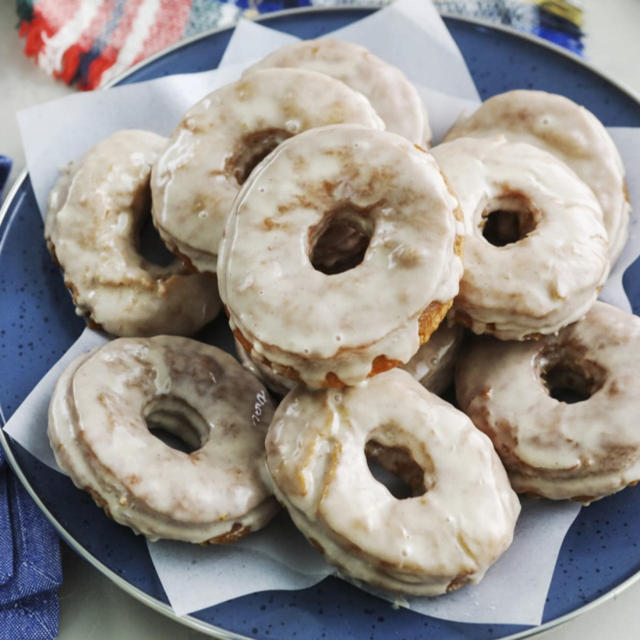 https://food.fnr.sndimg.com/content/dam/images/food/fullset/2023/10/5/QK911-kardea-brown-apple-cider-doughnuts-with-pumpkin-spice-glaze_s4x3.jpg.rend.hgtvcom.1280.1280.suffix/1696529534403.jpeg