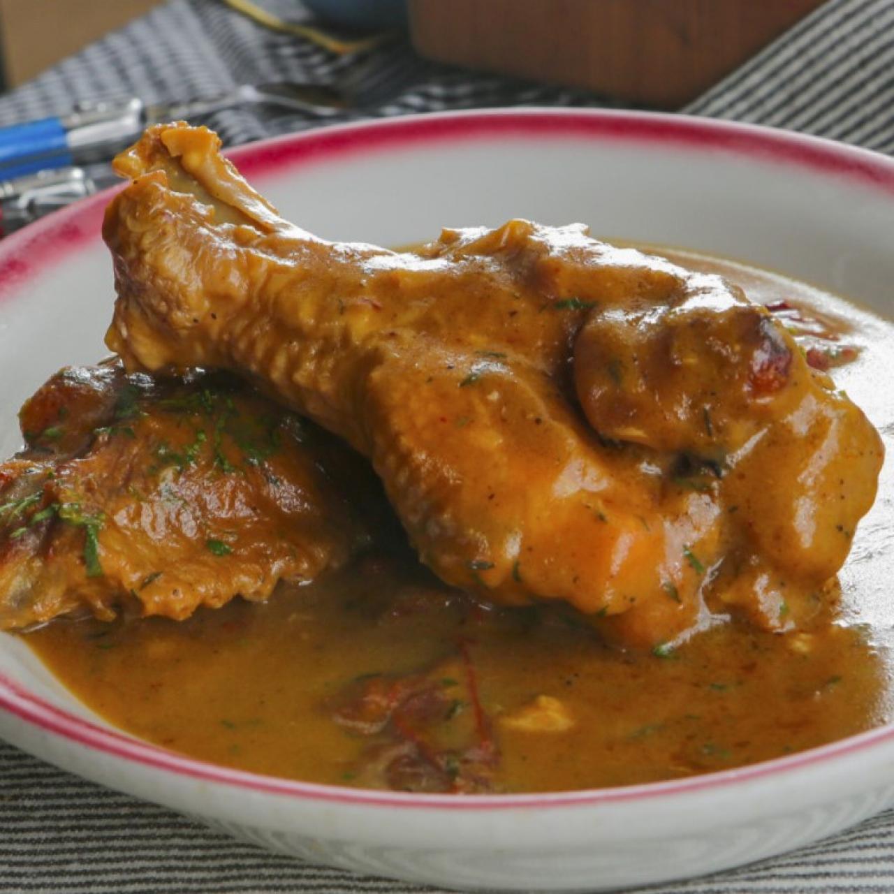 https://food.fnr.sndimg.com/content/dam/images/food/fullset/2023/10/5/YK701-nyesha-arrington-smothered-turkey-wings_s4x3.jpg.rend.hgtvcom.1280.1280.suffix/1696529535770.jpeg