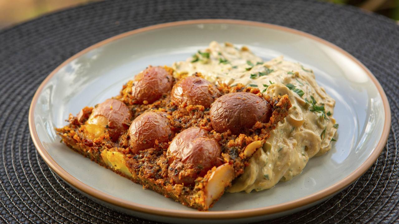 https://food.fnr.sndimg.com/content/dam/images/food/fullset/2023/11/09/YK709-justin-sutherland-caramelized-crusted-potatoes-with-french-onion-dip_s4x3.jpg.rend.hgtvcom.1280.720.suffix/1699564382203.jpeg