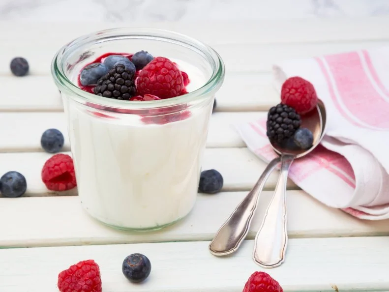 Deutschland, Studio, griechischer Joghurt mit Him-, Brom- und Heidelbeeren