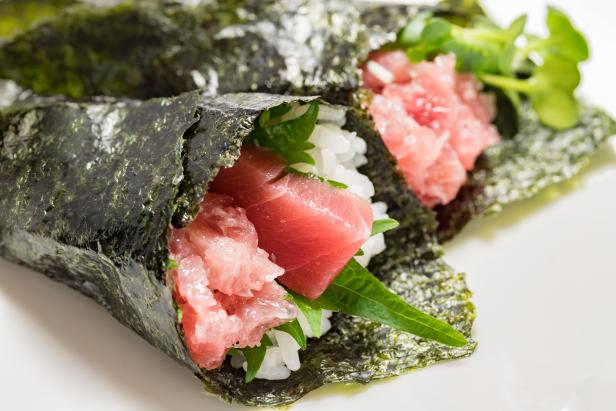 Tuna hand-rolled sushi