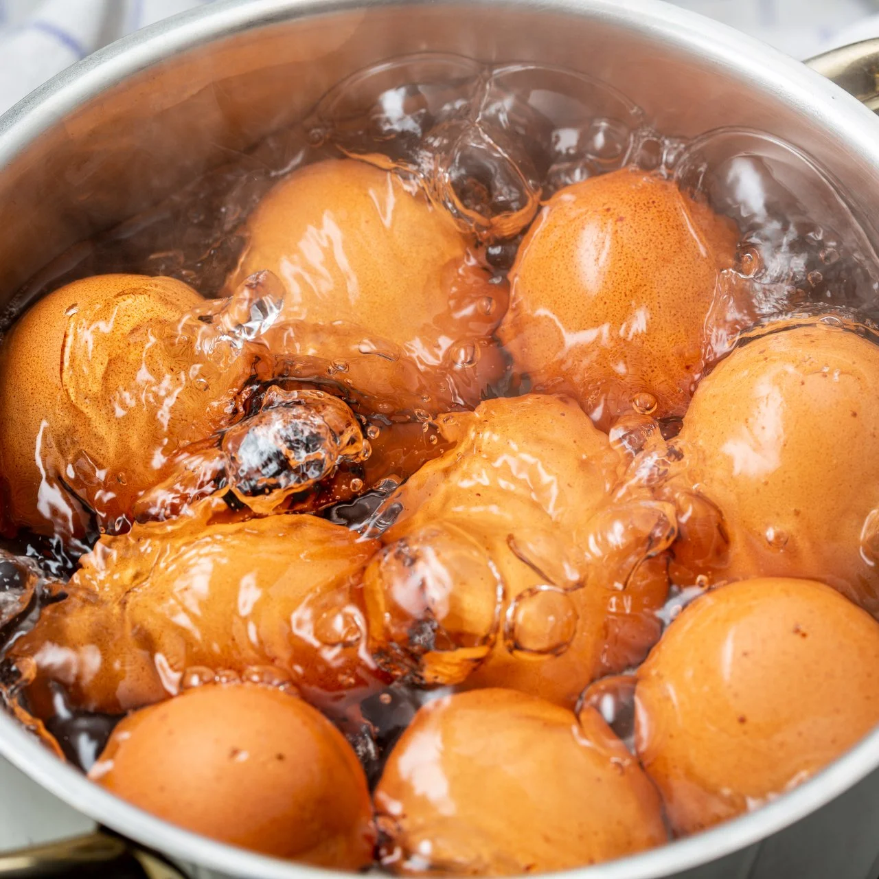 Boiling eggs on stove discount