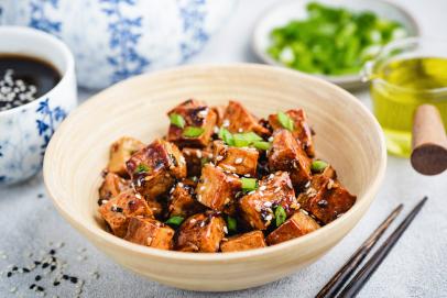 https://food.fnr.sndimg.com/content/dam/images/food/fullset/2023/4/18/bowl-of-sesame-tofu.jpg.rend.hgtvcom.406.271.suffix/1681842192264.jpeg