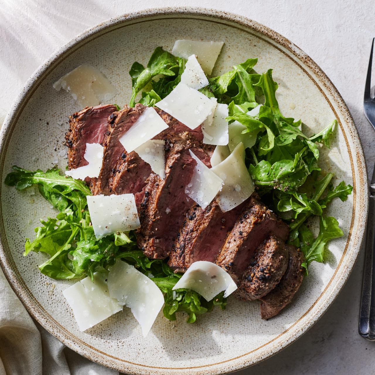 https://food.fnr.sndimg.com/content/dam/images/food/fullset/2023/5/16/fn_GRILLED_FILET_STEAK_AND_ARUGULA_s4x3.jpg.rend.hgtvcom.1280.1280.suffix/1684263979657.jpeg