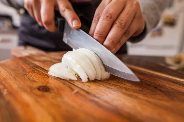 Cette photo reprÃ©sente des oignons Ã©mincÃ©s en cuisine.