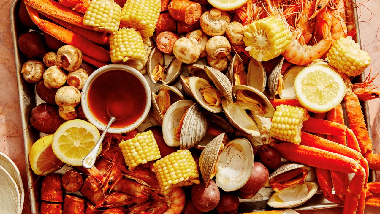 https://food.fnr.sndimg.com/content/dam/images/food/fullset/2023/6/1/FNK_Viet-Cajun-Seafood-Boil_s4x3.jpg.rend.hgtvcom.1280.720.suffix/1685716430260.jpeg