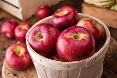 https://food.fnr.sndimg.com/content/dam/images/food/fullset/2023/7/11/cortland-apples-in-basket-at-farmers-market.jpg.rend.hgtvcom.406.271.suffix/1689101067670.jpeg